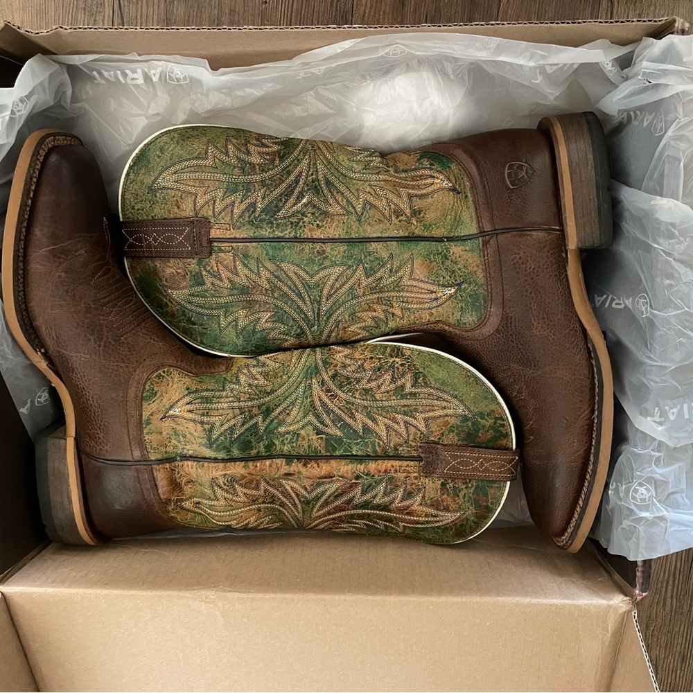 Ariat boots, color bown, size 10 D